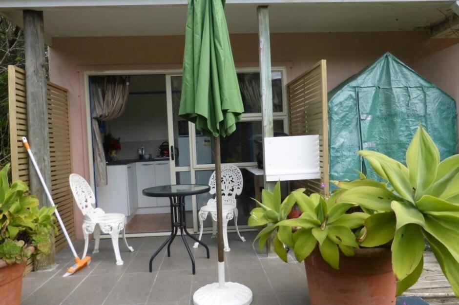 Great Barrier Oasis Lodge Tryphena Esterno foto
